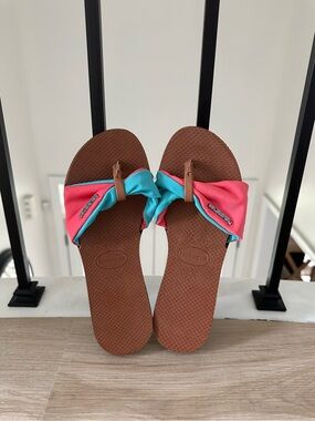 Havaianas Women’s Brown Flip-Flop Sandals with Pink and Turquoise Bow
